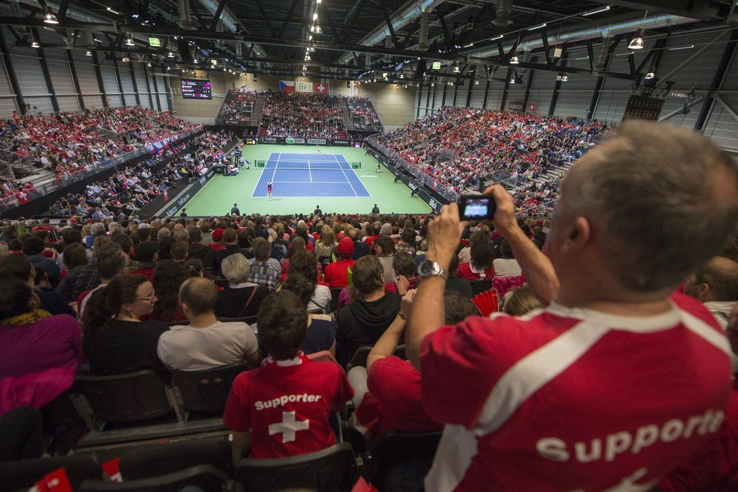 Fedcupové semifinále ve Švýcarsku se hraje před plnou a bouřlivou halou v Lucernu