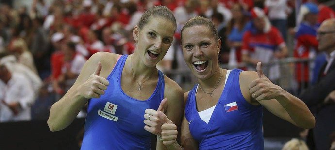 Karolína Plíšková se s Lucií Hradeckou raduje z postupu do finále Fed Cupu