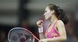 Viktorija Golubicová se raduje v zápase proti Karolíně Plíškové v semifinále Fed Cupu