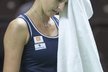 Karolína Plíšková se drží za hlavu v zápase proti Viktoriji Golubicové ze Švýcarska