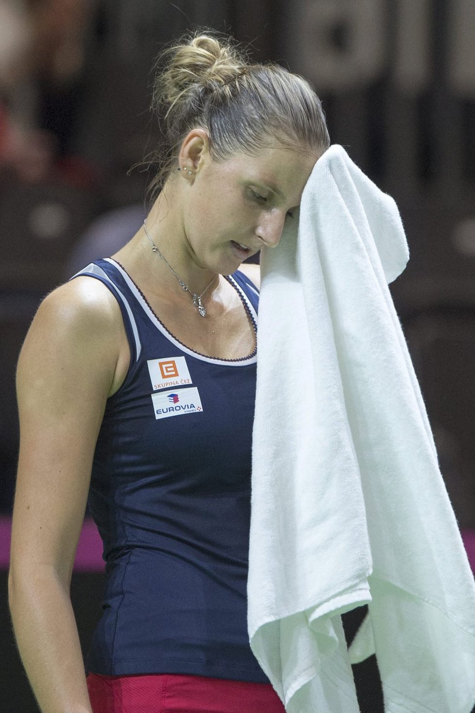 Karolína Plíšková se drží za hlavu v zápase proti Viktoriji Golubicové ze Švýcarska