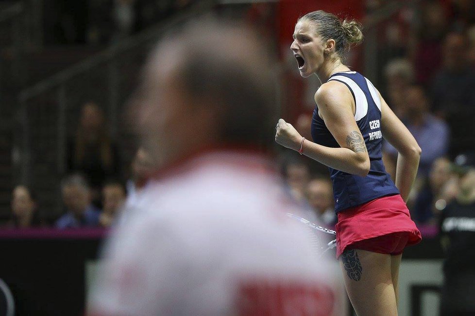 Karolína Plíšková se raduje v úvodní nedělní dvouhře fedcupového semifinále ve Švýcarsku