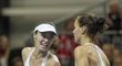 Švýcarky Martina Hingisová (vlevo) a Viktorija Golubicová v rozhodující čtyřhře fedcupového semifinále proti Česku