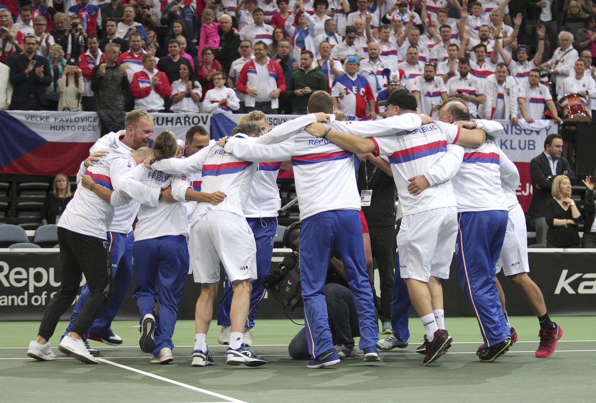 Radost českého fedcupového týmu po výhře nad Švýcarkami