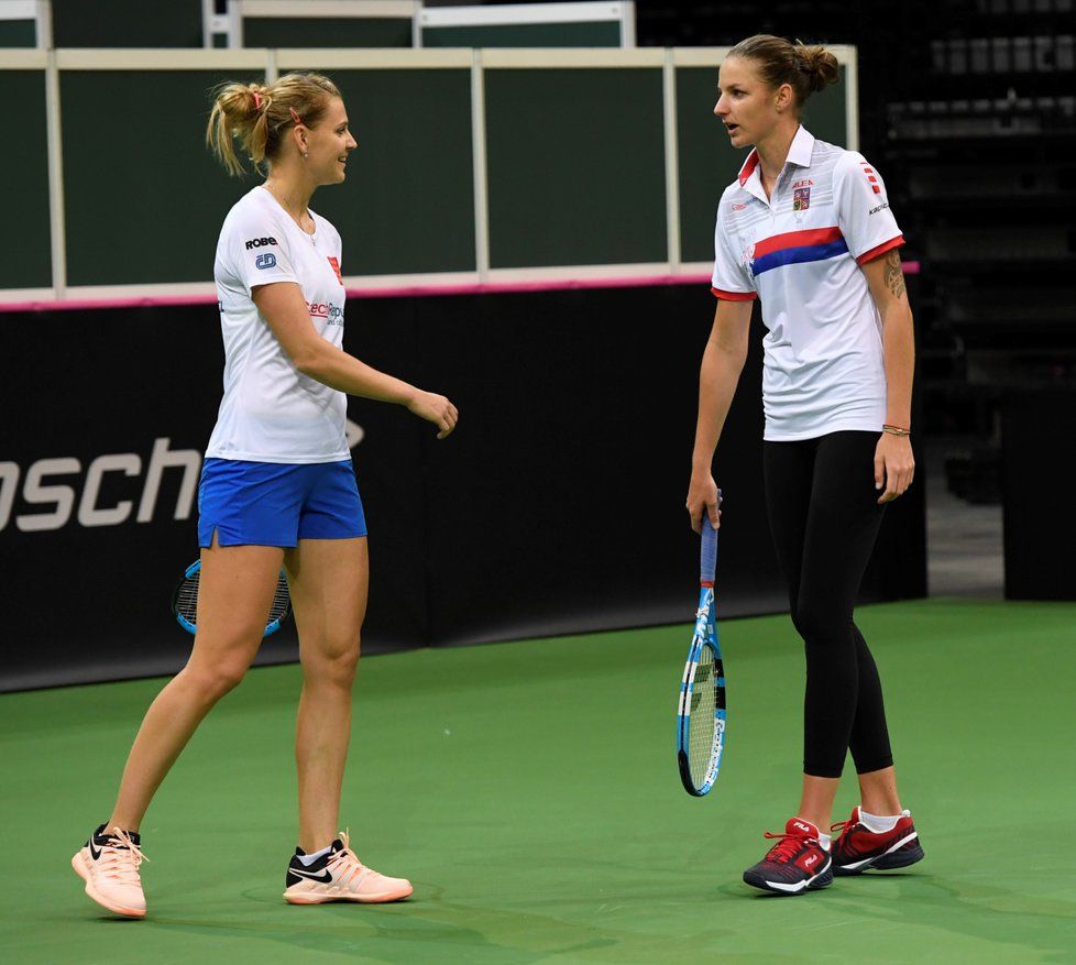 Lucie Šafářová a Karolína Plíšková na tréninku českého fedcupového týmu