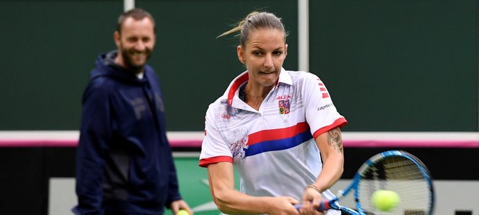 Karolína Plíšková odehrává míč během tréninku českého fedcupového týmu