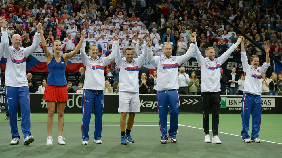 Radost českého fedcupového týmu po postupu do semifinále Fed Cupu přes Śvýcarsko