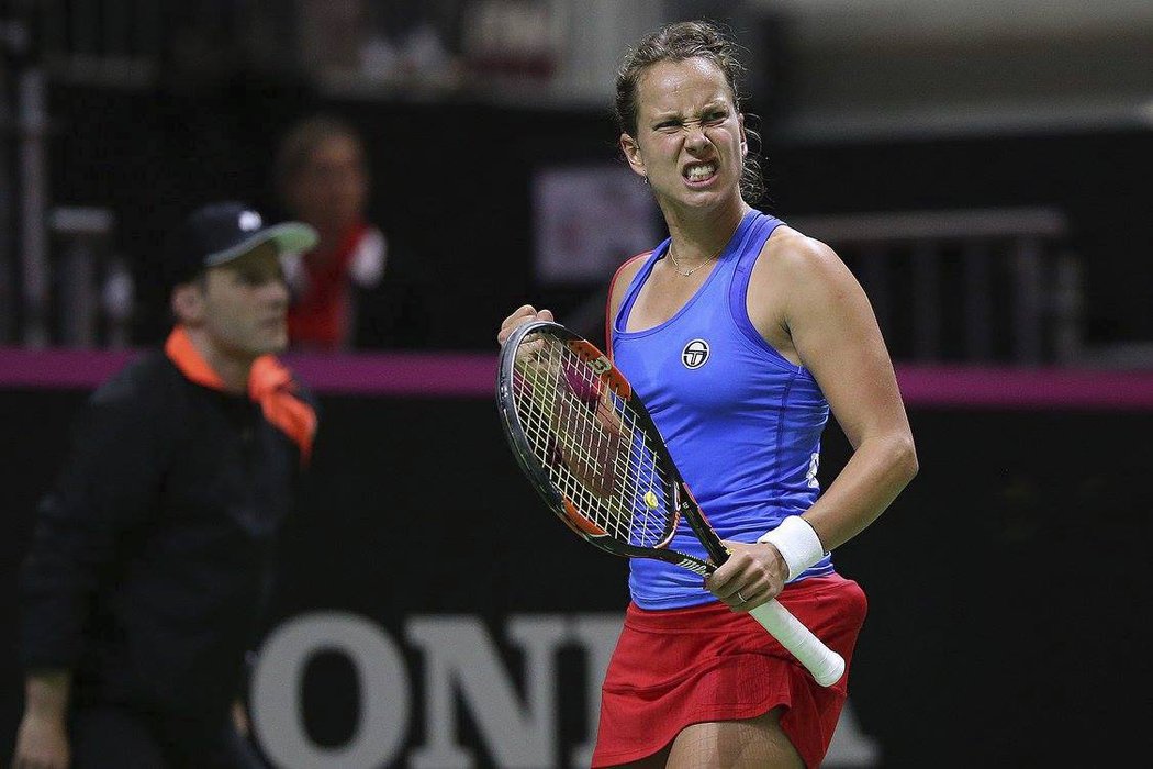 Žádné drama. Barbora Strýcová se na kurtu moc nezdržovala. V utkání Fed Cupu získala pro Česko první bod, když v Lucernu jasně porazila Timeu Bacsinszkou 6:0, 6:2.