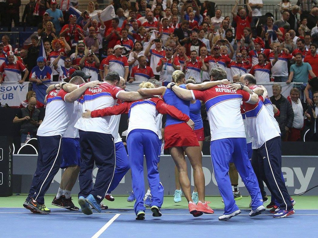 Český fedcupový tým se raduje z postupu do finále po triumfu v rozhodující čtyřhře ve Švýcarsku