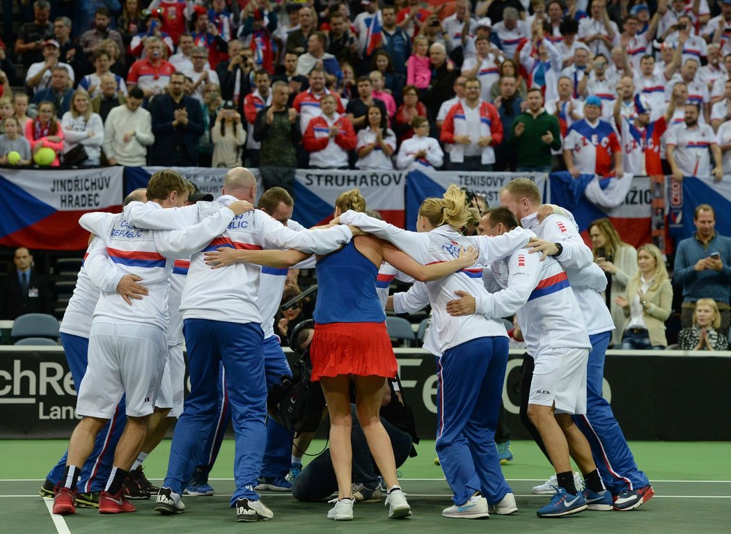 Radost českého fedcupového týmu po postupu do semifinále přes Švýcarsko v O2 areně