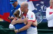 Český fedcupový kapitán Petr Pála objímá Markétu Vondroušovou po její výhře nad Američankou Lauren Davisovou