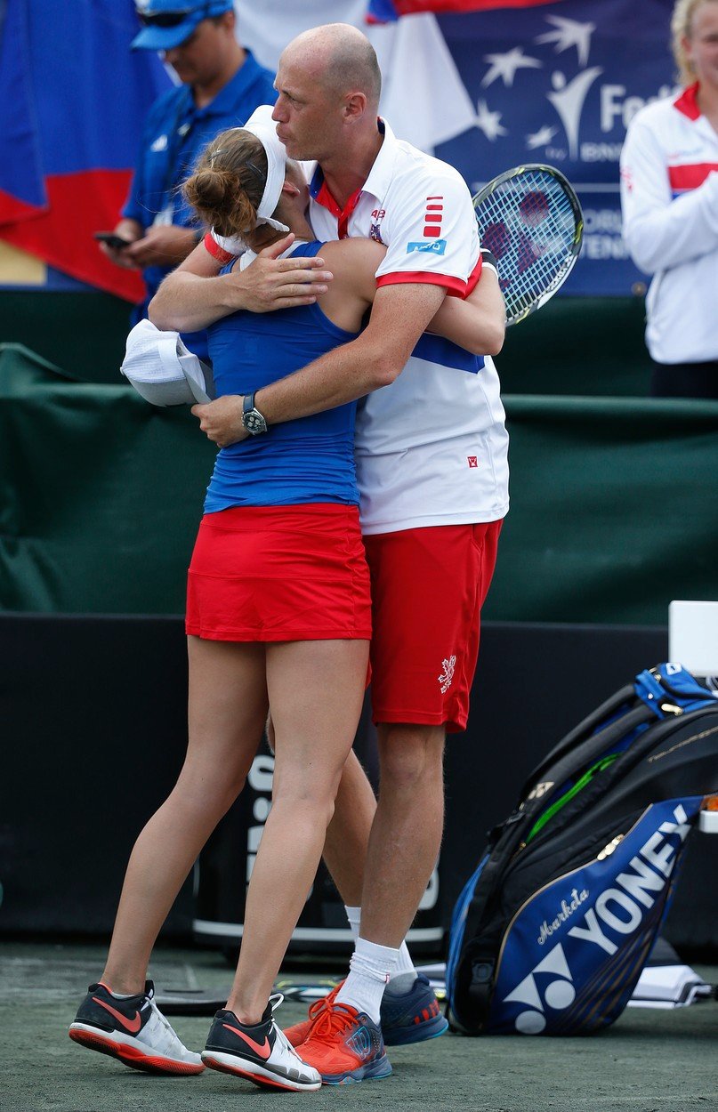 Český fedcupový kapitán Petr Pála objímá Markétu Vondroušovou po její výhře nad Američankou Lauren Davisovou