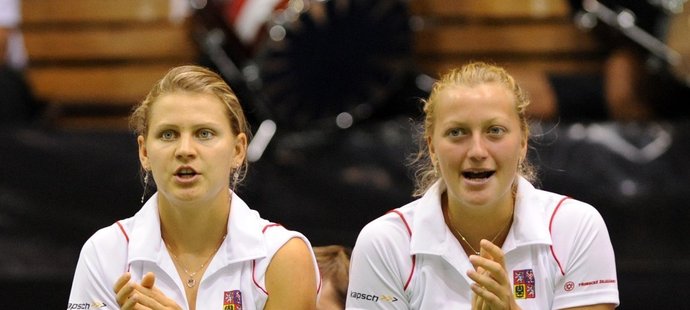 Lucie Šafářová s Petrou Kvitovou fandí svým reprezentačním kolegyním při rozhodující čtyřhře