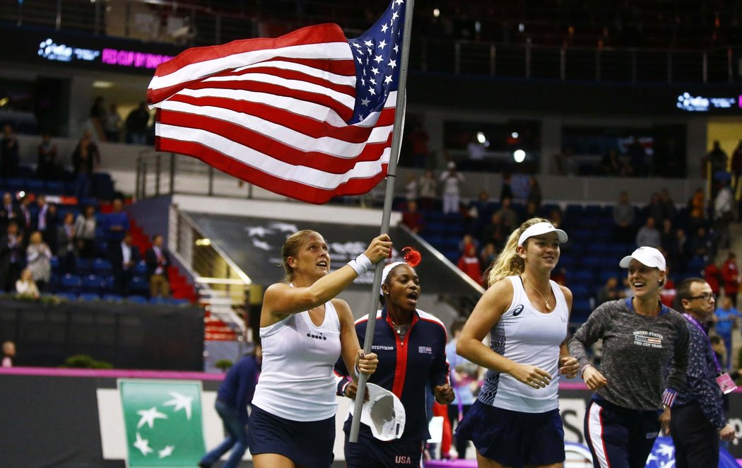 Americké tenistky se radují z triumfu nad Běloruskami v rozhodující čtyřhře fedcupového finále