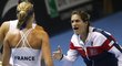 Francouzská kapitánka Amélie Mauresmová hecuje dvojici Kristina Mladenovicová, Caroline Garciaová v rozhodující čtyřhře fedcupového finále proti Česku
