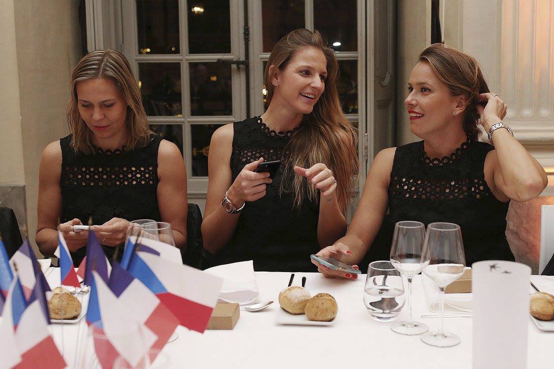 Lucie Hradecká, Karolína Plíšková a Barbora Strýcová na slavnostní večeři před finále Fed Cupu