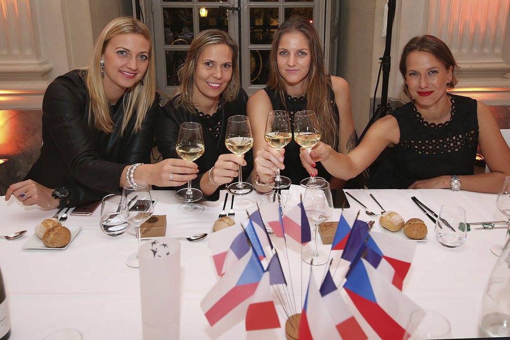 Česká čtyřka na finále Fed Cupu. Petra Kvitová, Lucie Hradecká, Karolína Plíšková a Barbora Hradecká si připíjejí na úspěch.