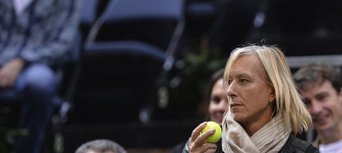Martina Navrátilová v hledišti při finále Fed Cupu lapila i jeden míček