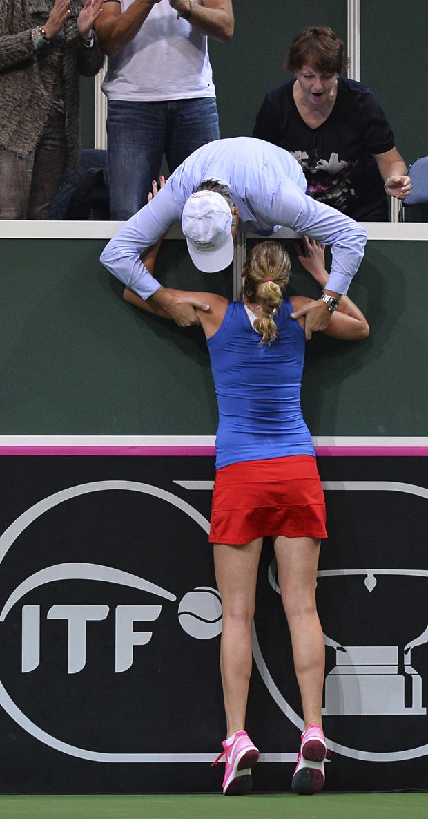 Petra Kvitová se objímá s tatínkem po triumfu ve Fed Cupu Petra Kvitová se objímá s tatínkem po triumfu ve Fed Cupu