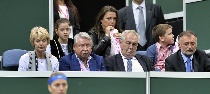 Úvodnímu zápasu finále Fed Cupu mezi Petrou Kvitovou a Andreou Petkovičovou přihlížel i prezident Miloš Zeman, který seděl vedle šéfa České sportovní Miroslava Černoška