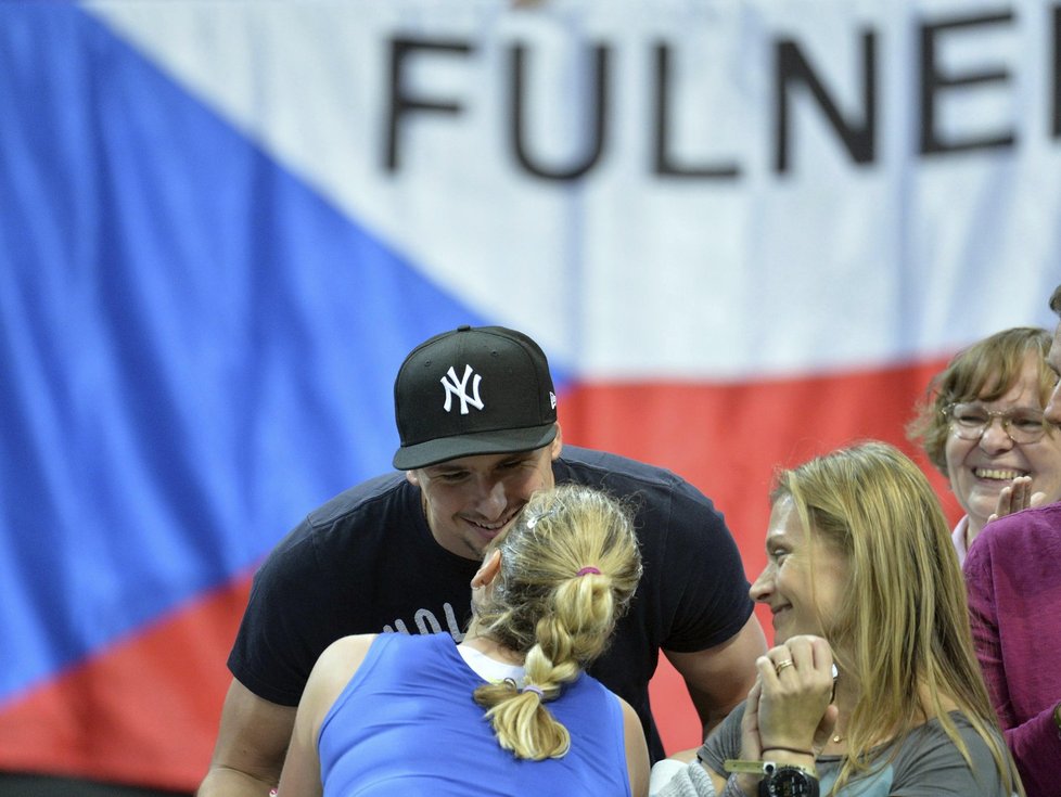 Radek Meidl dává vítězný polibek své přítelkyni Petře Kvitové po jejím triumfu nad Němkou Petkovičovou