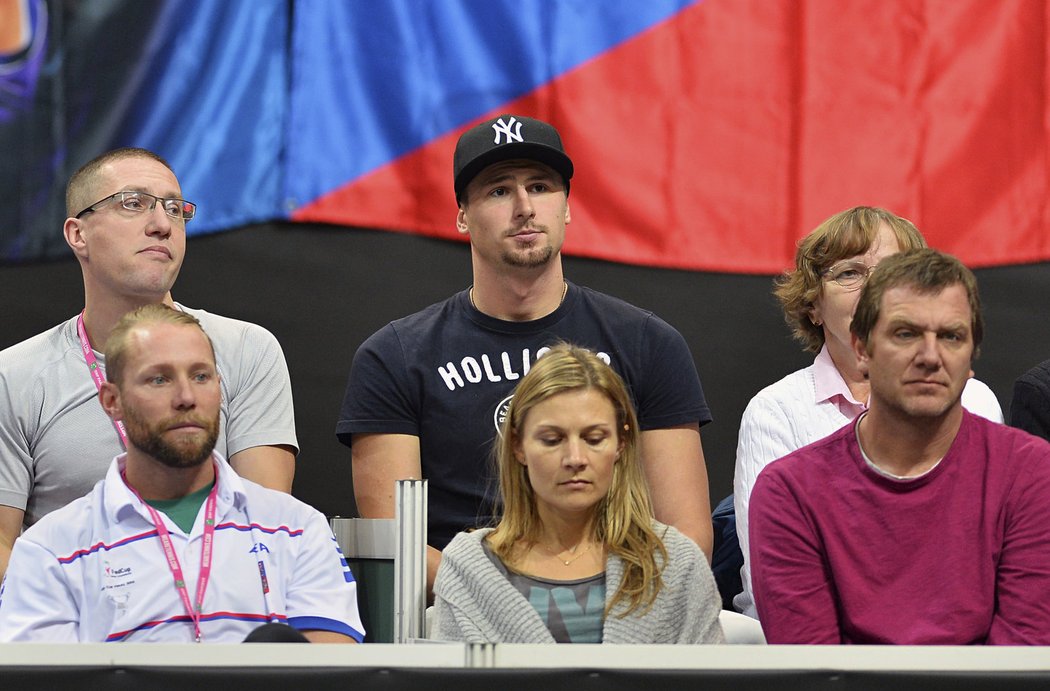 V hledišti při finále Fed Cupu nechyběl ani současný přítel Petry Kvitové, hokejista Radek Meidl (nahoře uprostřed)