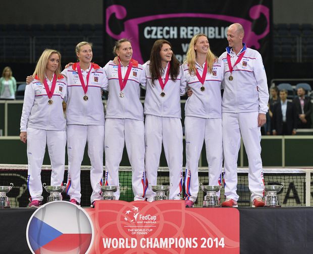 Vítězný fedcupový tým: České tenistky Klára Koukalová, Andrea Hlaváčková, Lucie Hradecká, Lucie Šafářová, Petr Kvitová a kapitán Petr Pála Vítězný fedcupový tým: České tenistky Klára Koukalová, Andrea Hlaváčková, Lucie Hradecká, Lucie Šafářová, Petr Kvitová a kapitán Petr Pála