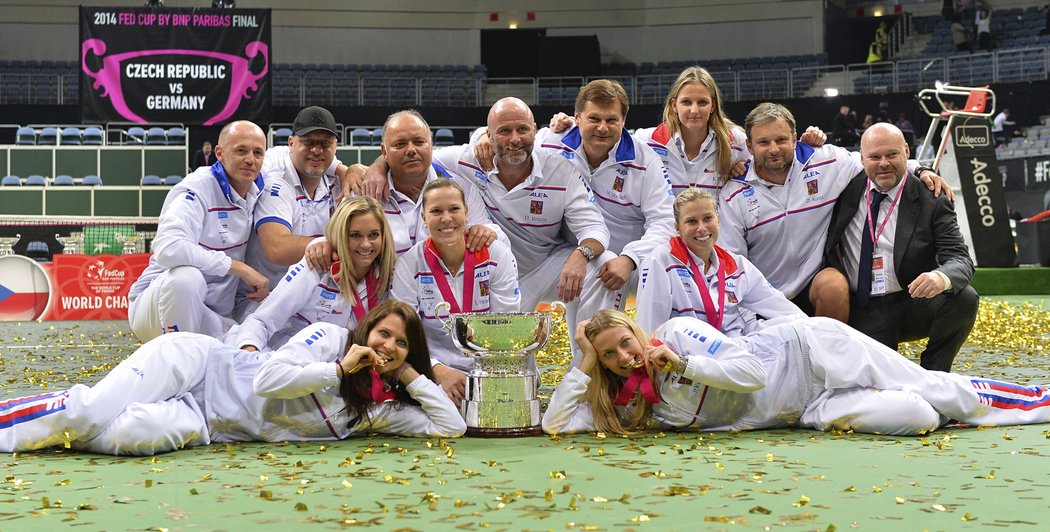 Český fedcupový tým si užívá fedcupového triumfu