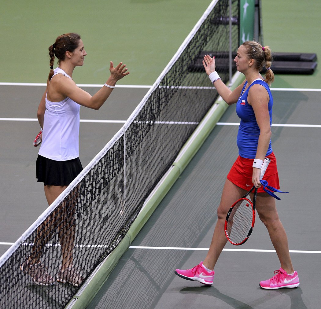 Petra Kvitová se zdraví s Němkou Petkovičovou po úvodní výhře ve finále Fed Cupu