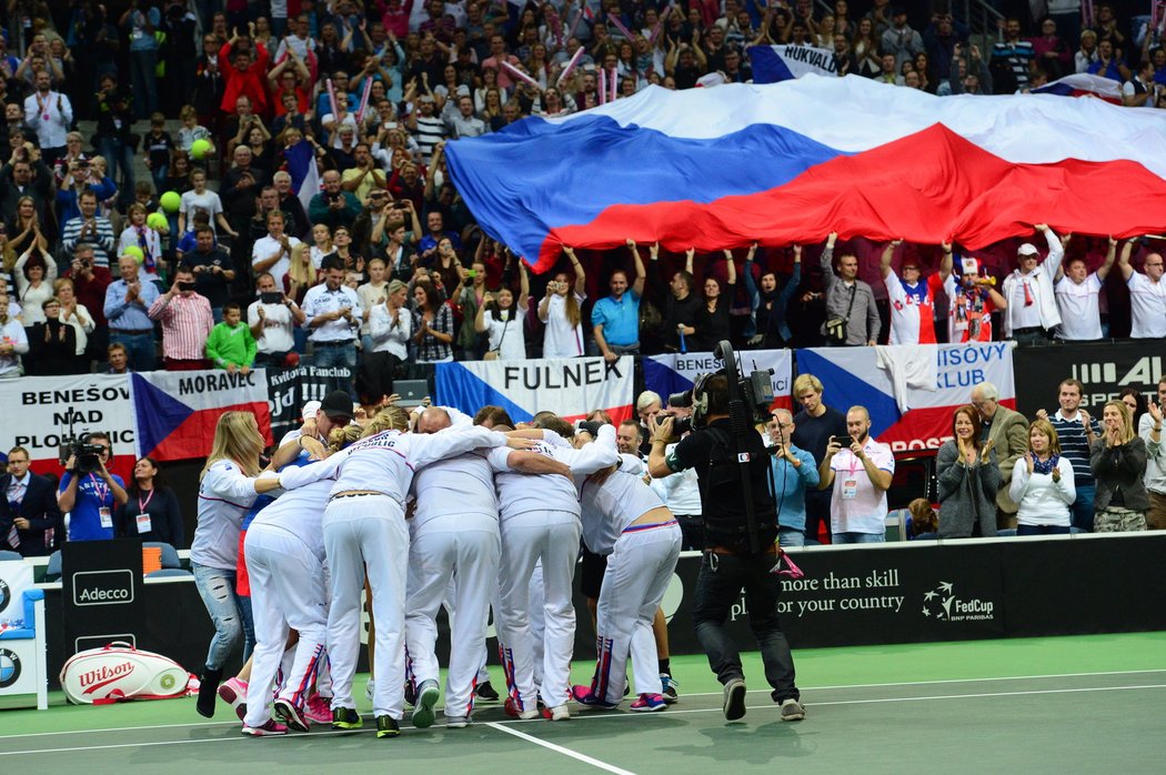 Je to tam! Český tým se raduje po výhře Petry Kvitové z fedcupového triumfu nad Němkami