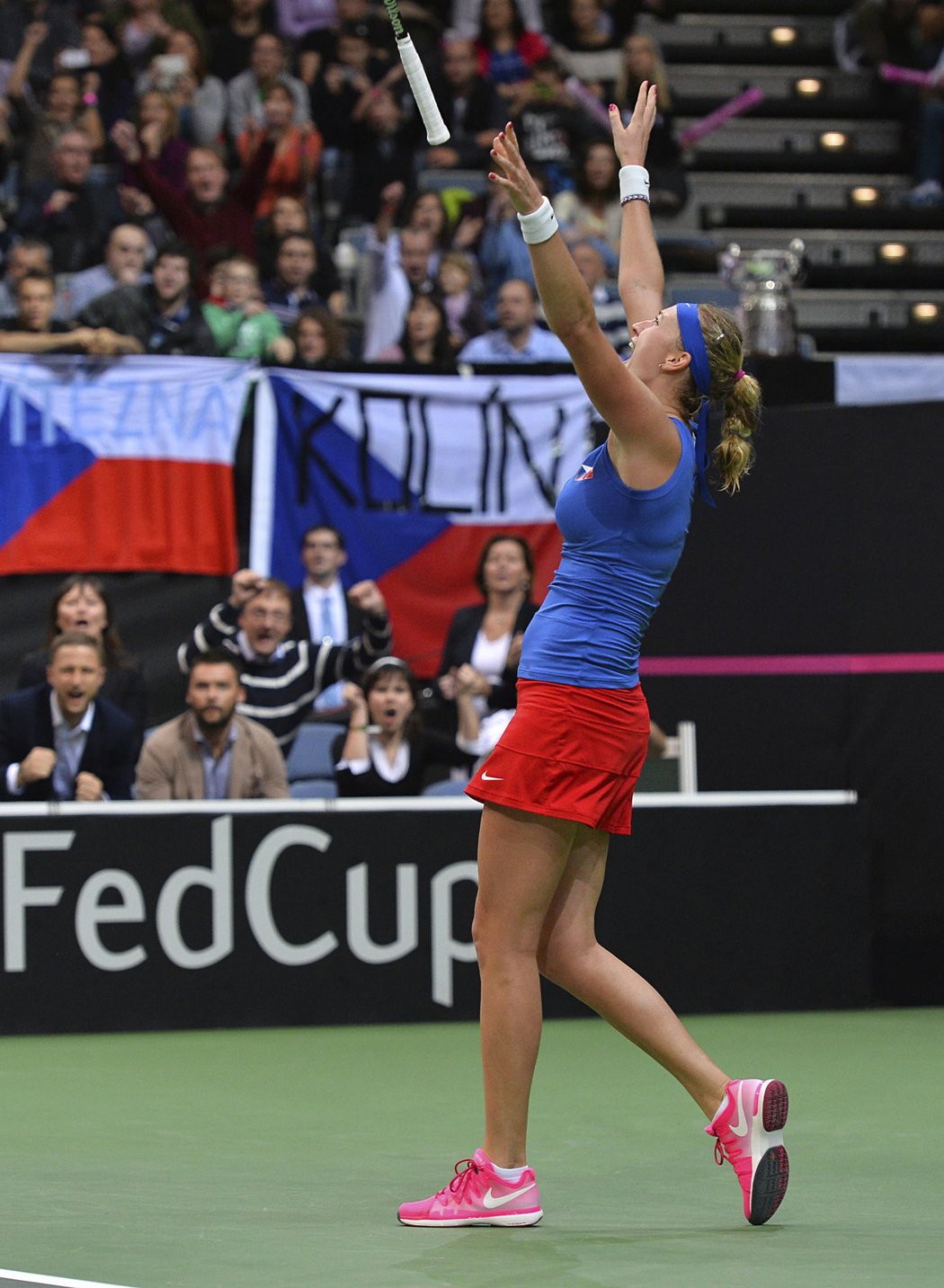 Petra Kvitová v euforii zahazuje raketu. Právě pro Česko vybojovala fedcupový triumf