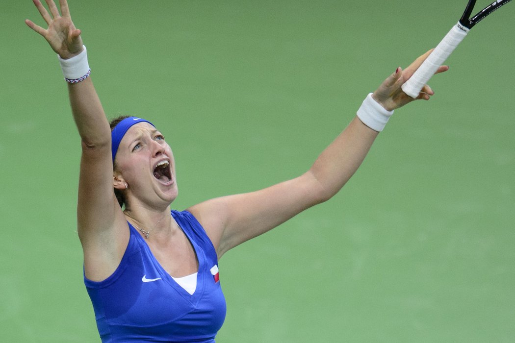 Petra Kvitová se po výhře nad Angelique Kerberovou raduje z triumfu ve Fed Cupu