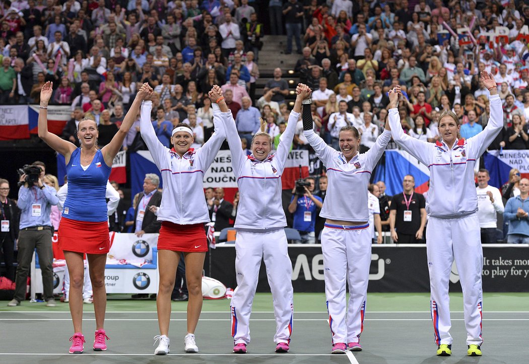 České fedcupové královny! Petra Kvitová, Lucie Šafářová, Andrea Hlaváčková, Lucie Hradecká a Karolína Plíšková se radují s fanoušky z fedcupového triumfu