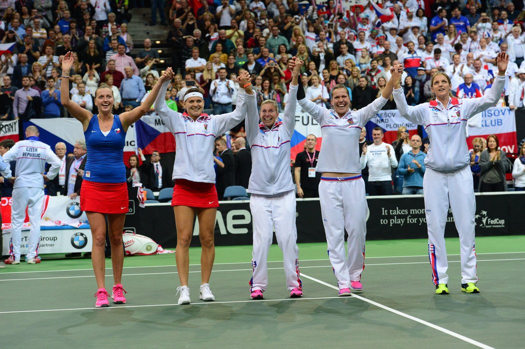 Petra Kvitová se raduje s Lucií Šafářovou, Andreou Hlaváčkovou, Lucií Hradeckou a Karolínou Plíškovou z fedcupového triumfu