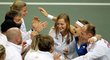 Je to tam! Lucie Šafářová (druhá zprava) porazila Jelenu Jankovičovou a Češky obhájily fedcupový titul