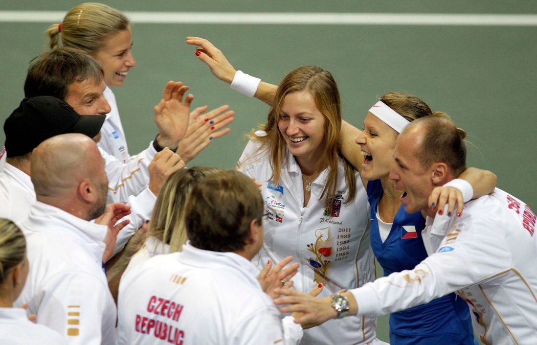 Je to tam! Lucie Šafářová (druhá zprava) porazila Jelenu Jankovičovou a Češky obhájily fedcupový titul