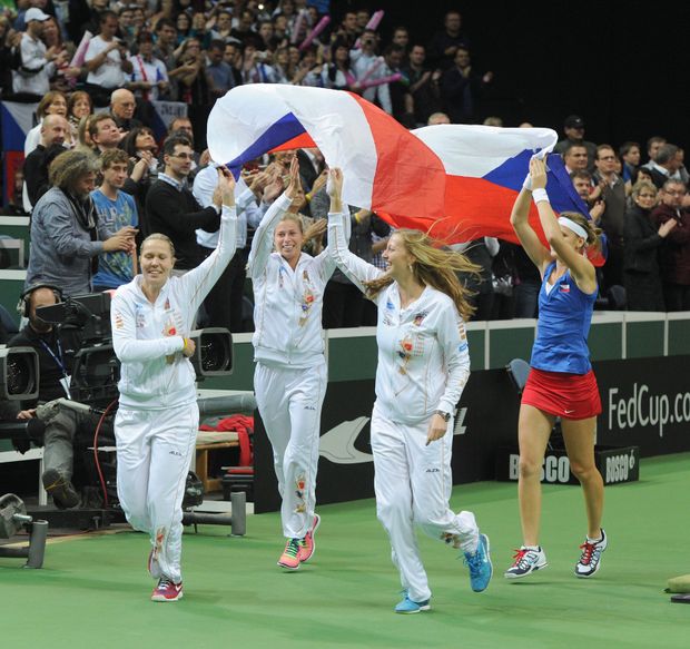 Lucie Hradecká (zleva), Andrea Hlaváčková, Petra Kvitová a Lucie Šafářová obíhají s českou vlajkou vítězné kolečko Lucie Hradecká (zleva), Andrea Hlaváčková, Petra Kvitová a Lucie Šafářová obíhají s českou vlajkou vítězné kolečko