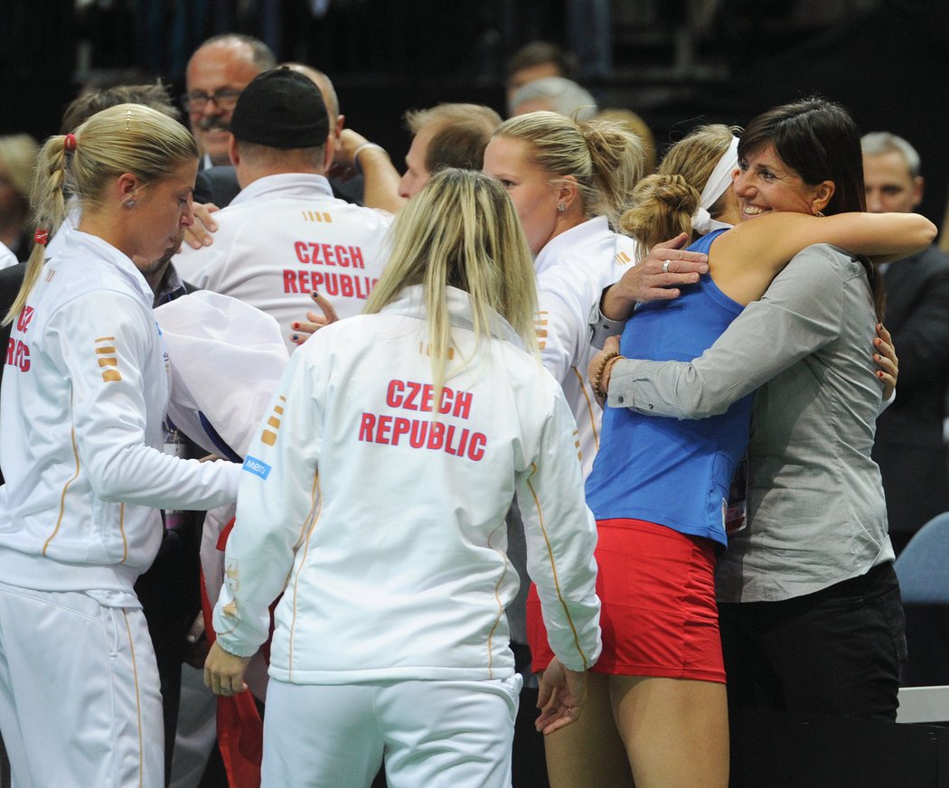 Lucie Šafářová se objímá se svou srbskou trenérkou  Biljanou Veselinovičovou