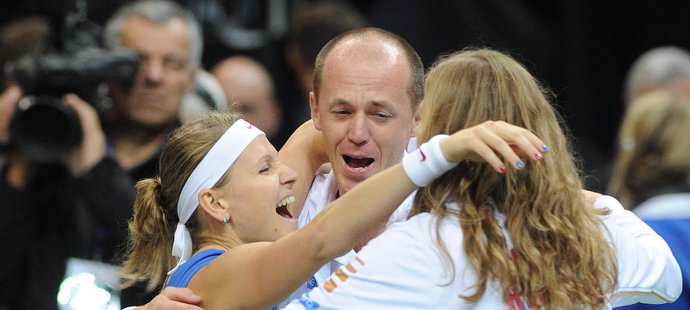 Vítězná euforie: Lucie Šafářová se objímá s Petrem Pálou a Petrou Kvitovou