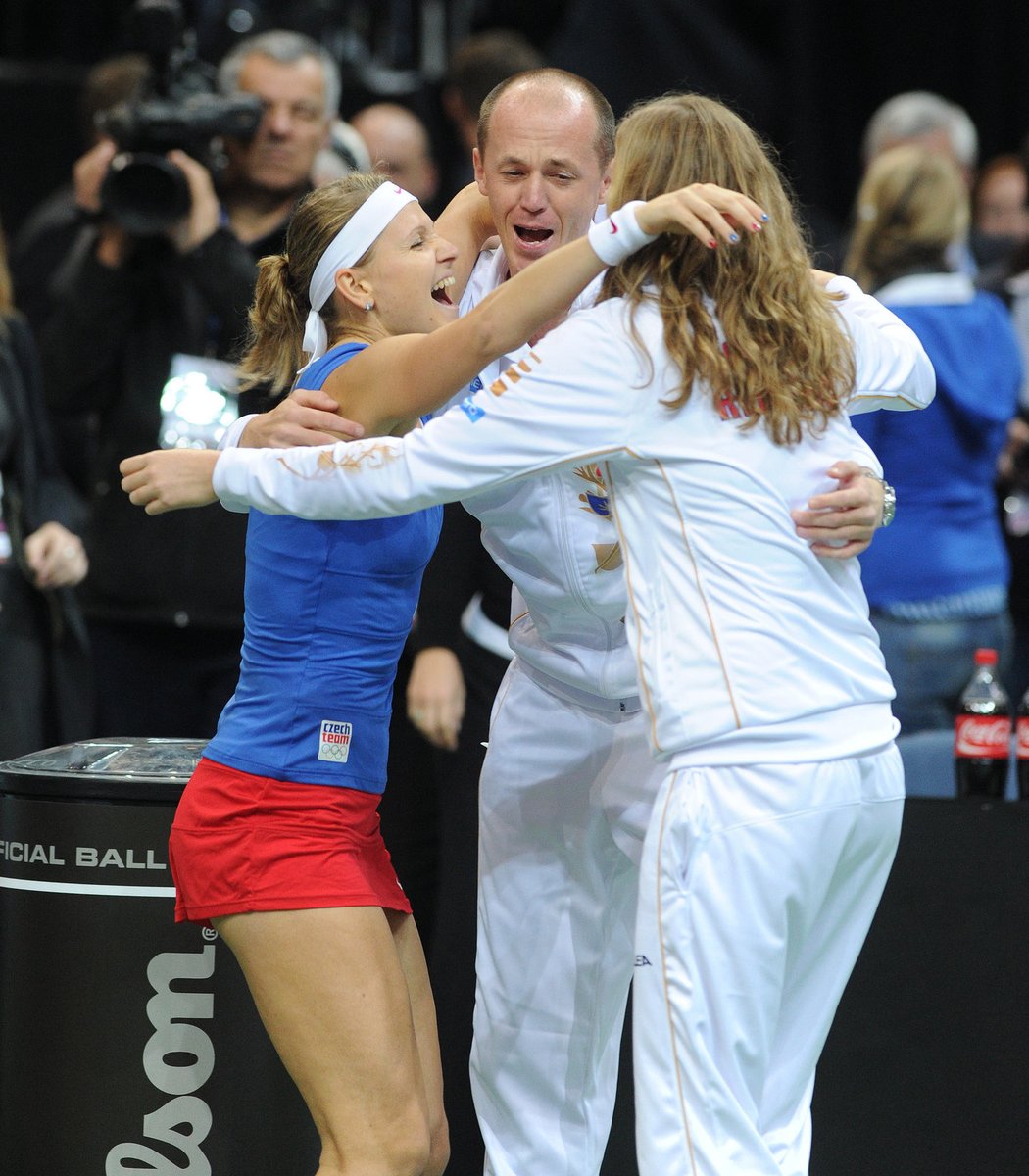 Vítězná euforie: Lucie Šafářová se objímá s Petrem Pálou a Petrou Kvitovou