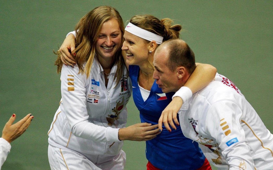 Petra Kvitová se s kapitánem Pálou vrhá na Lucii Šafářovou, která právě Češkám vyhrála Fed Cup