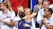 Barbora Strýcová se raduje s Petrou Kvitovou po svém vítězství v úvodním zápase finále Fed Cupu
