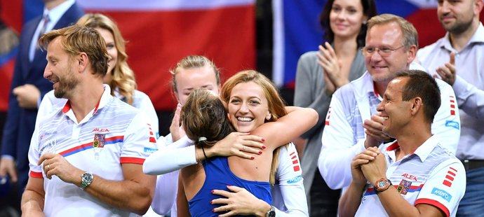 Barbora Strýcová se raduje s Petrou Kvitovou po svém vítězství v úvodním zápase finále Fed Cupu