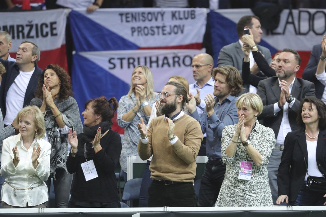 Přítel Barbory Strýcové Petr Matějček na finále Fed Cupu proti Američankám