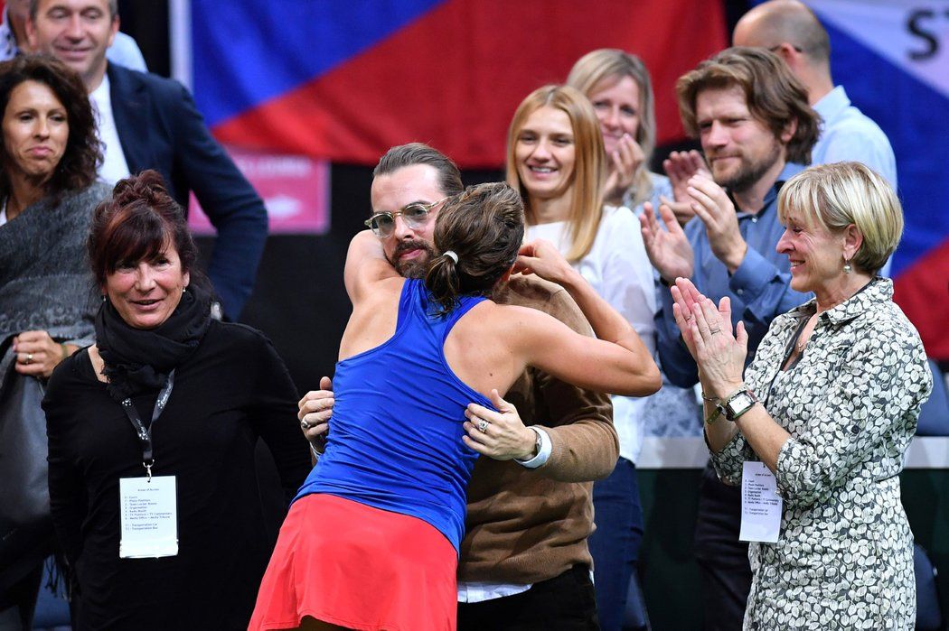 Barbora Strýcová se objímá s přítelem Petrem po svém vítězství v úvodním zápase Fed Cupu