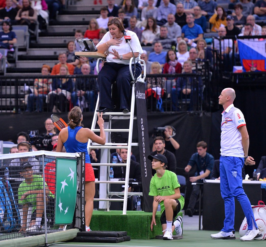 Barbora Strýcová diskutuje s rozhodčí duelu se Sofií Keninovou