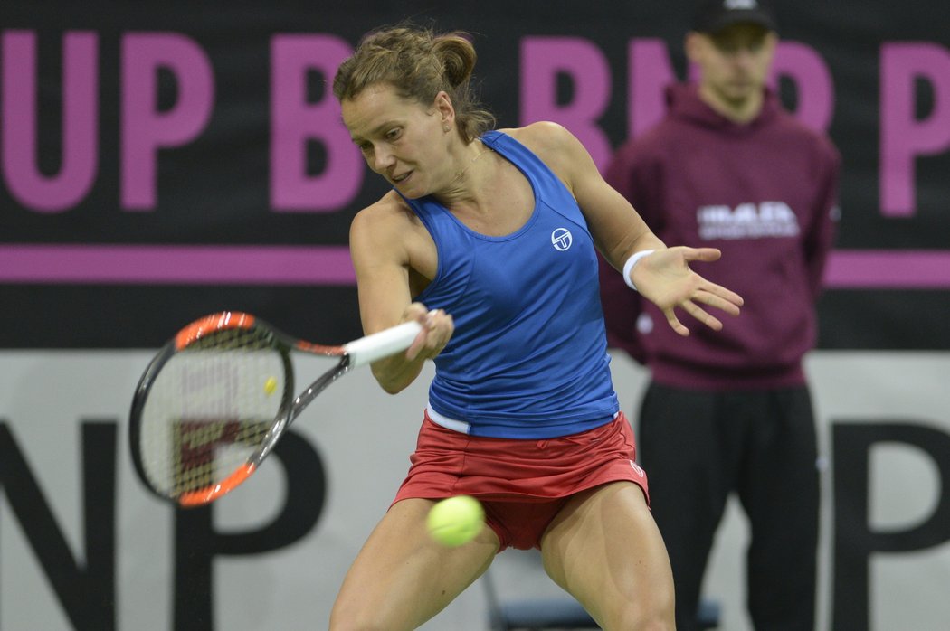 Barbora Strýcová v úvodním zápase finále Fed Cupu proti USA