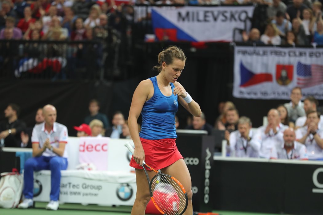 Barbora Strýcová se hecuje v prvním zápase finále Fed Cupu proti Američance Keninové