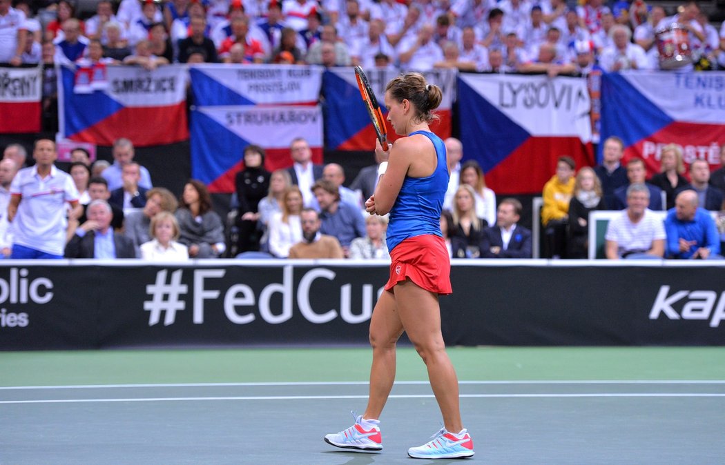 Barbora Strýcová po ztraceném míč v zápase se Sofií Keninovou