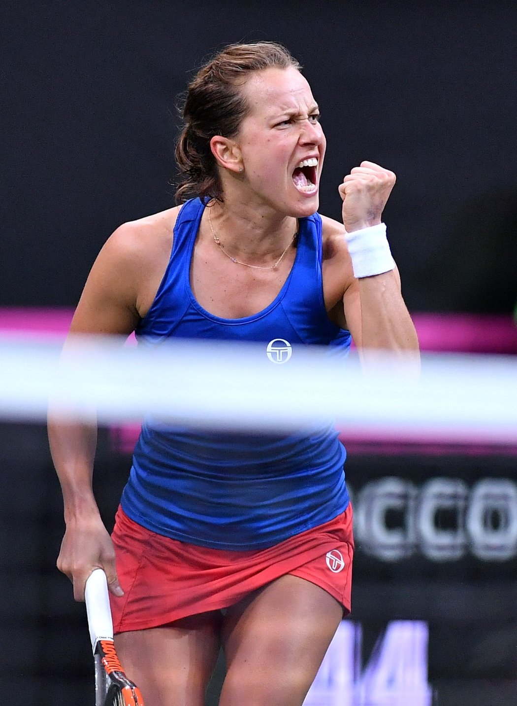 Uf, je to tam! Barbora Strýcová se raduje z výhry v úvodním zápase finále Fed Cupu